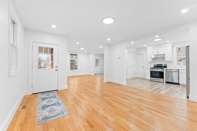 foyer entrance featuring recessed lighting, baseboards, visible vents, and light wood-type flooring