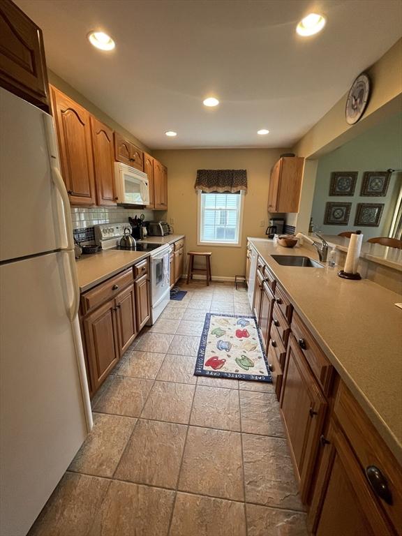 9201 Mountainside Dr Unit 9201, Hancock, MA 01237 - kitchen with white appliances, a sink, decorative backsplash, recessed lighting, and light countertops