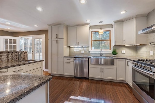 kitchen featuring dark wood finished floors, recessed lighting, stainless steel appliances, and a sink