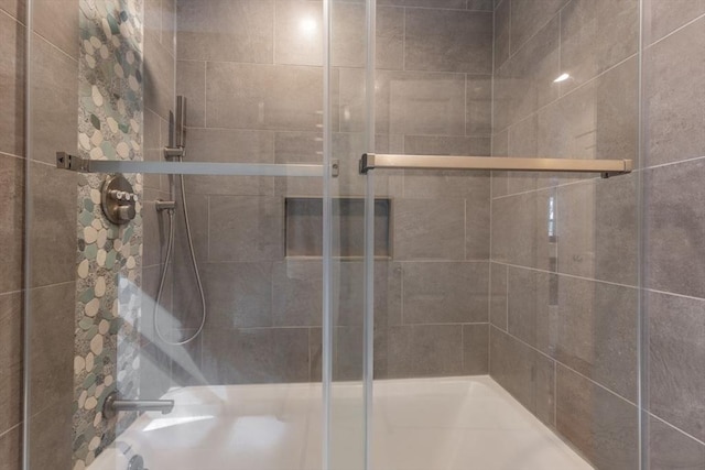 full bathroom with tiled shower / bath