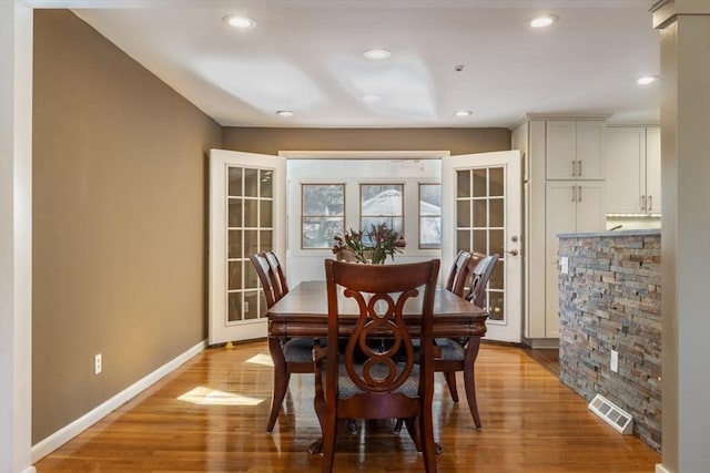 dining area with recessed lighting, light wood-style floors, visible vents, and baseboards