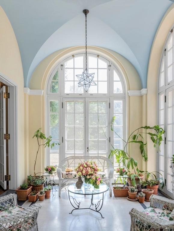 sunroom with vaulted ceiling