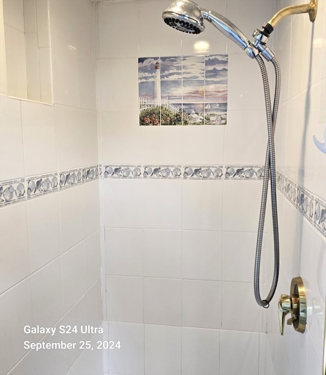 bathroom with a tile shower