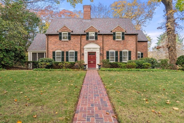 view of front facade with a front lawn