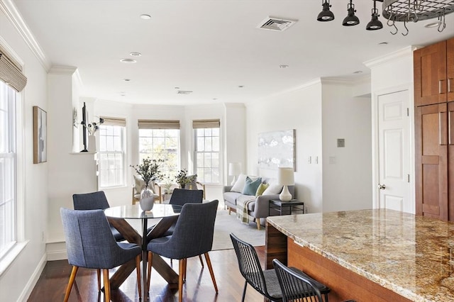 dining room with recessed lighting, visible vents, crown molding, and wood finished floors