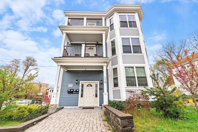 view of front of home featuring a balcony