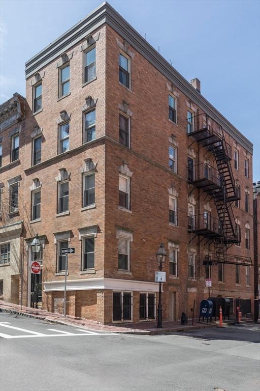 view of apartment building / complex