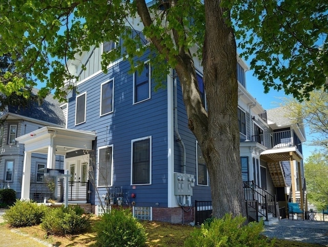 exterior space featuring a balcony