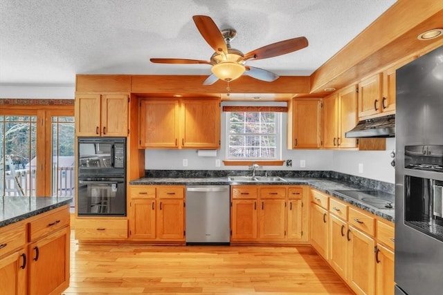 kitchen with sink, ceiling fan, black appliances, a textured ceiling, and light wood-type flooring