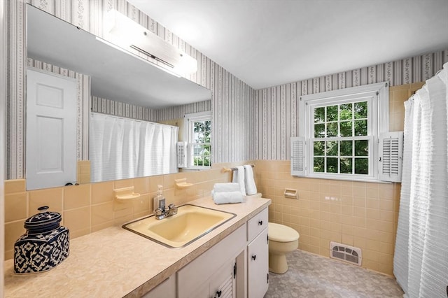 169 Mountainview Rd, East Longmeadow, MA 01028 - full bath featuring wallpapered walls, toilet, vanity, tile walls, and curtained shower