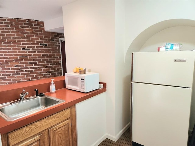 124 College St Unit 20, South Hadley, MA 01075 - kitchen with white appliances, a sink, light countertops, and baseboards