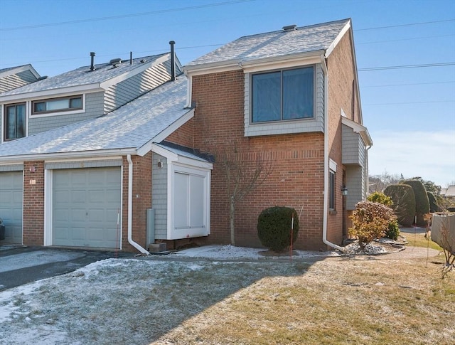 view of front facade featuring a garage and a front yard