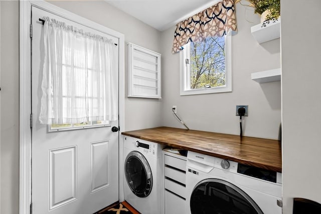 laundry area with laundry area and washing machine and clothes dryer
