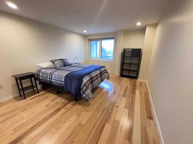 bedroom with recessed lighting, baseboards, and light wood-style flooring