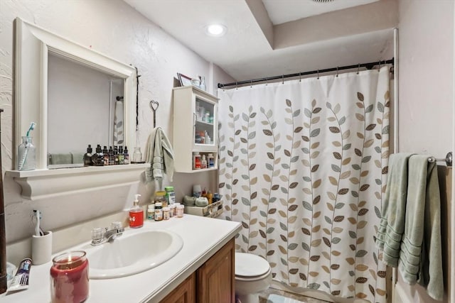 bathroom featuring a shower with curtain, vanity, recessed lighting, and toilet