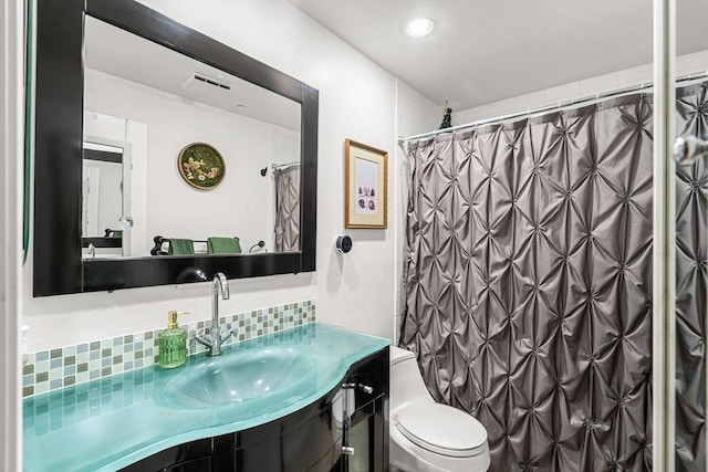 bathroom with tasteful backsplash, toilet, vanity, curtained shower, and recessed lighting