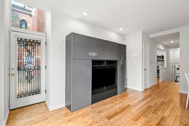 kitchen featuring stainless steel appliances, light wood-style flooring, gray cabinetry, baseboards, and recessed lighting