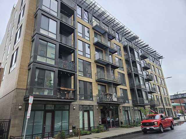 view of apartment building / complex
