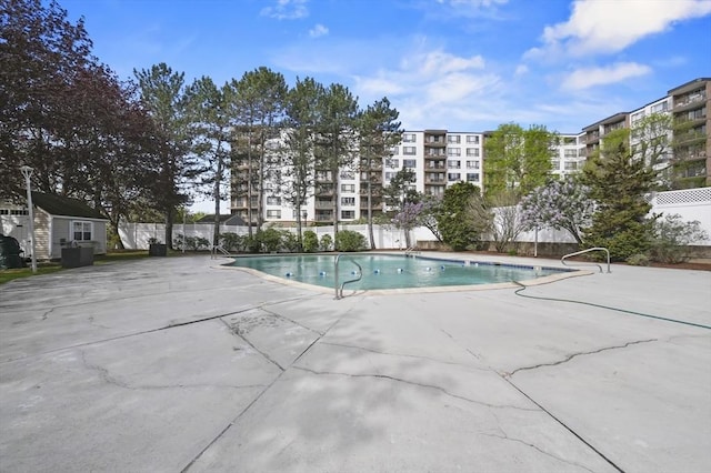 131 Coolidge Ave Unit 422, Watertown, MA 02472 - community pool with fence and a patio