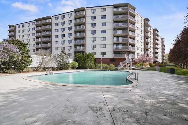 131 Coolidge Ave Unit 422, Watertown, MA 02472 - pool with fence
