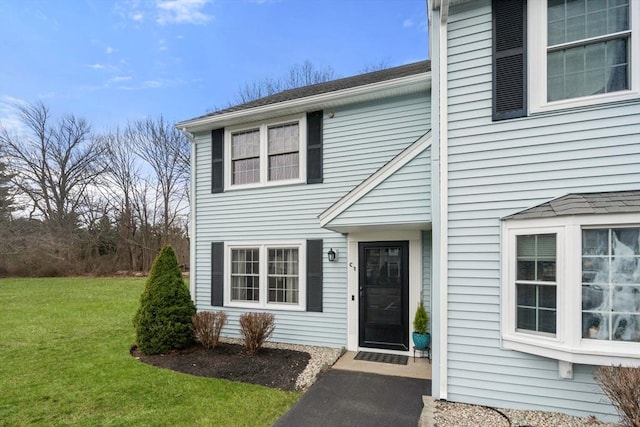 view of front of property with a front lawn