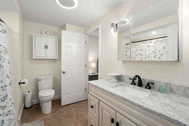 full bathroom featuring vanity, baseboards, curtained shower, and toilet