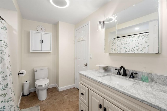 full bathroom with vanity, baseboards, toilet, and a shower with curtain