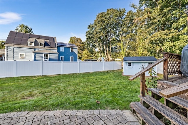 view of yard featuring a storage shed