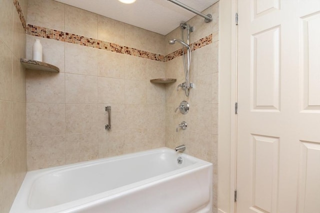 bathroom featuring tiled shower / bath