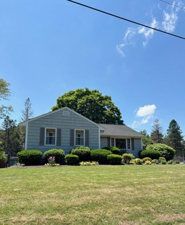 ranch-style home with a front yard