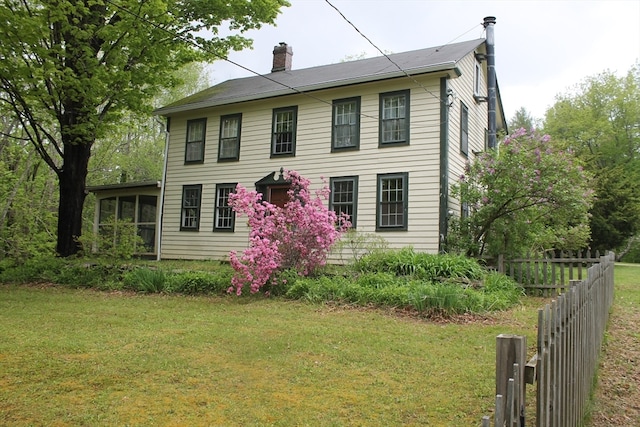 view of front of house featuring a front yard