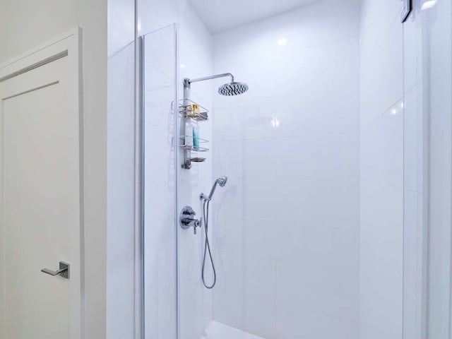 bathroom featuring a tile shower