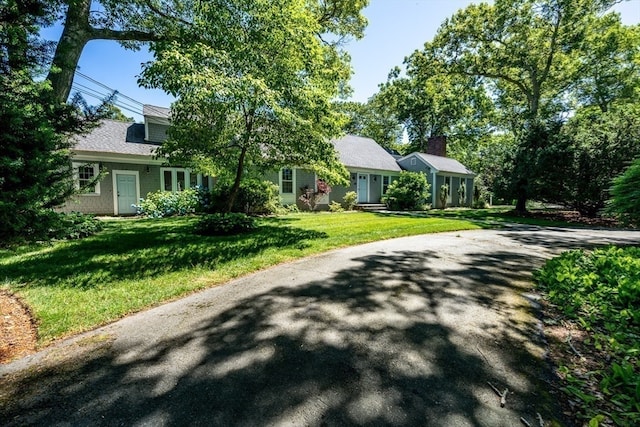 view of front facade with a front lawn