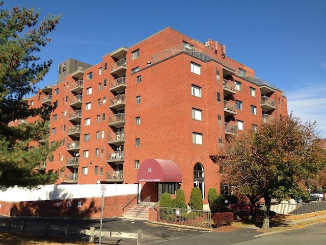 view of apartment building / complex