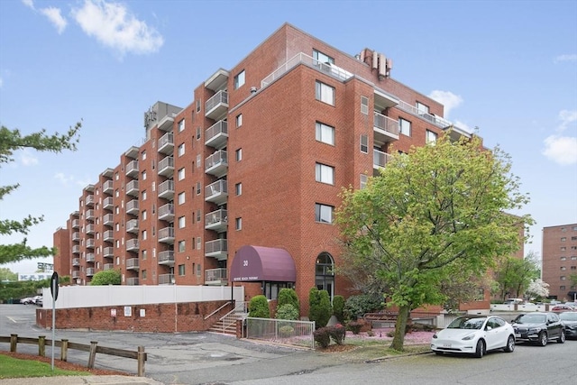 view of apartment building / complex