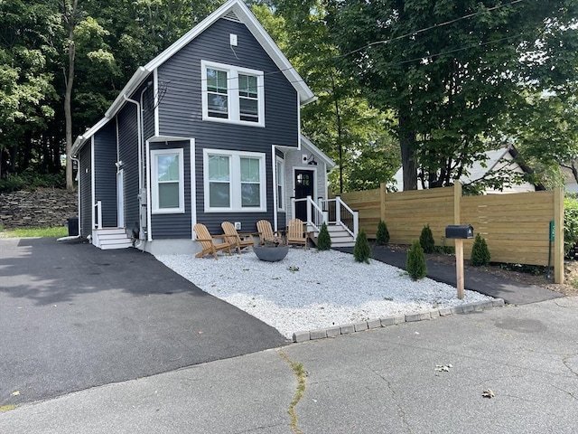 view of front facade with entry steps and fence