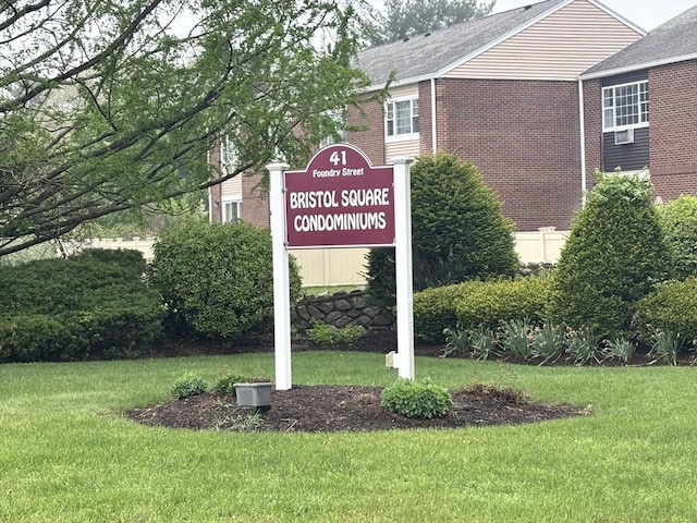 community / neighborhood sign featuring a yard