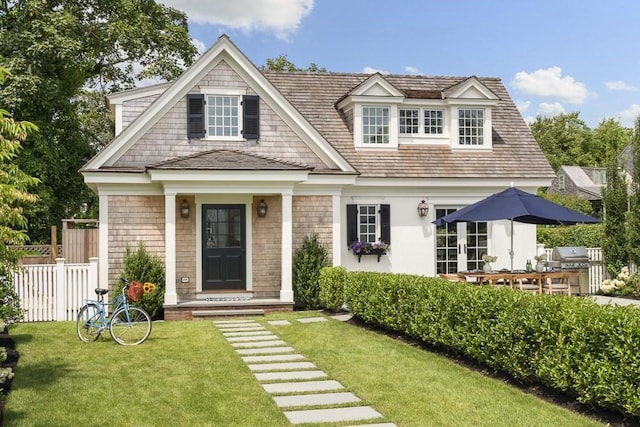 view of front facade featuring a front yard