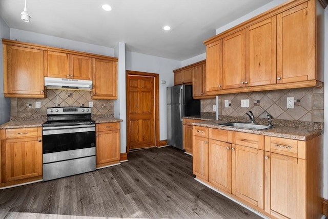 21 Alpine Unit 2Nd & 3Rd, Boston, MA 02119 - kitchen featuring electric range, under cabinet range hood, freestanding refrigerator, dark wood-style floors, and backsplash