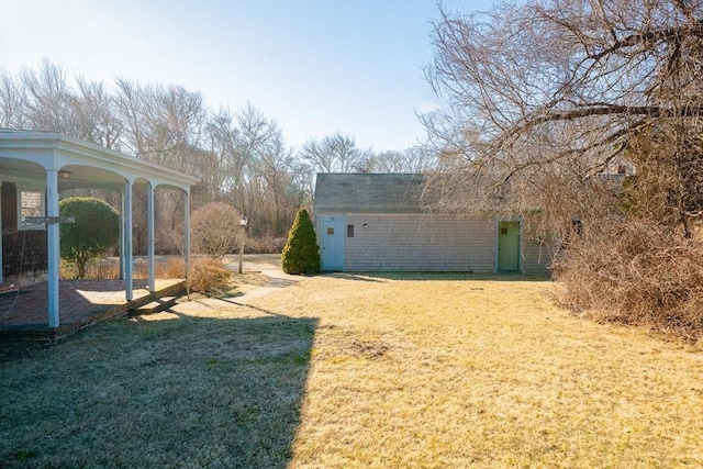 view of yard with an outbuilding