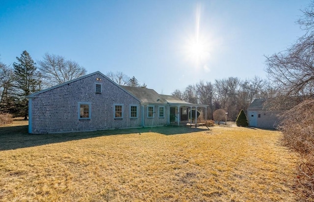 back of house featuring a lawn