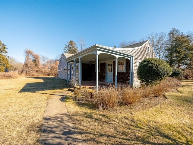 view of front facade with a front yard