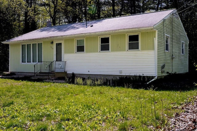view of front of property featuring a front yard