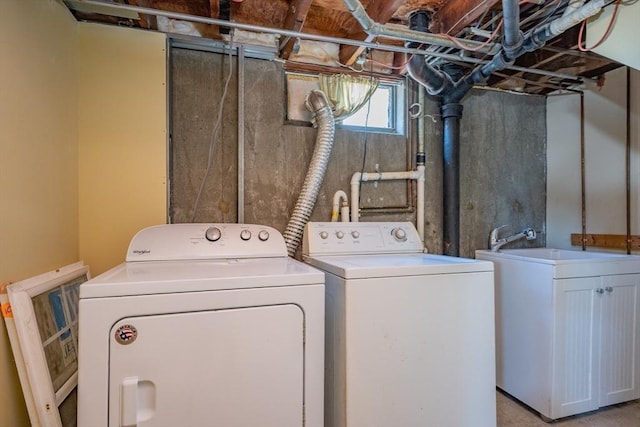 washroom with laundry area and washer and clothes dryer