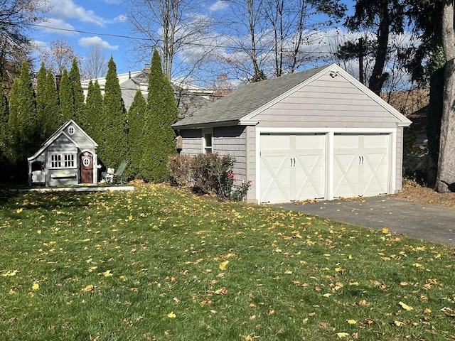 view of detached garage