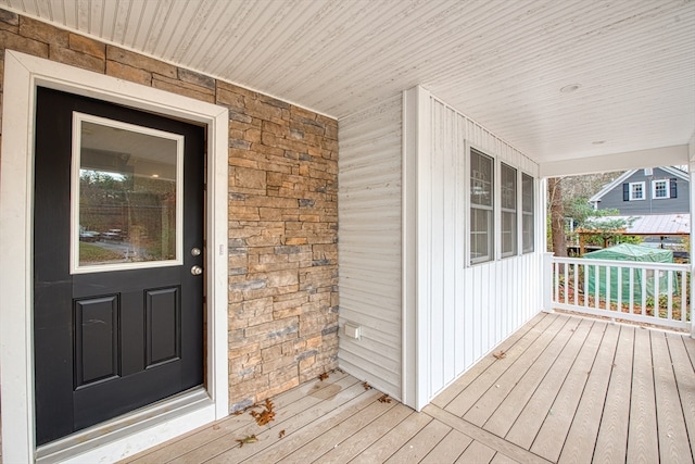 entrance to property featuring covered porch