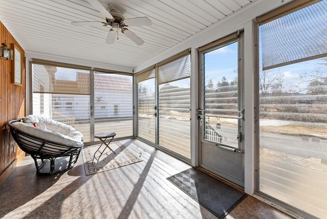 sunroom / solarium featuring a ceiling fan