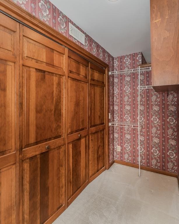 interior details featuring baseboards, carpet floors, visible vents, and wallpapered walls