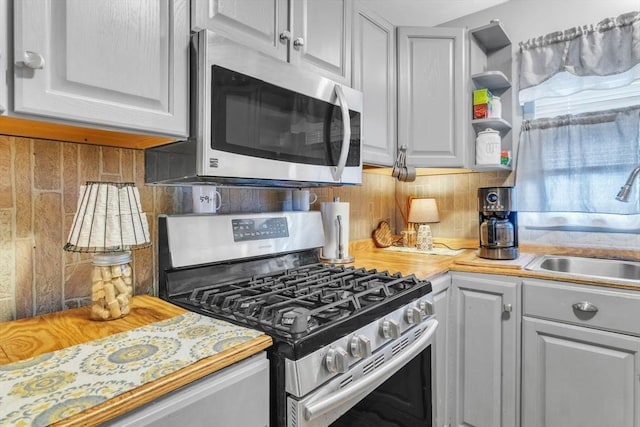 kitchen featuring stainless steel appliances, sink, and decorative backsplash