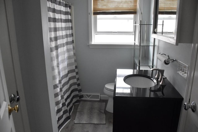 bathroom with a shower with curtain, vanity, and toilet